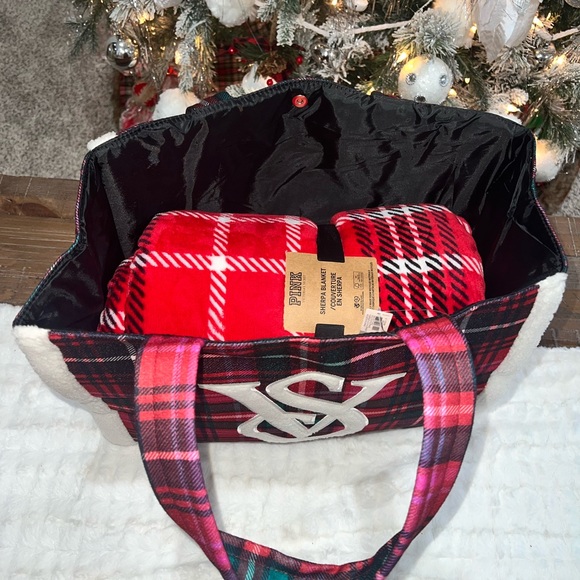 Victoria Secret Sherpa Tote & PINK Blanket Set - Picture 5 of 12